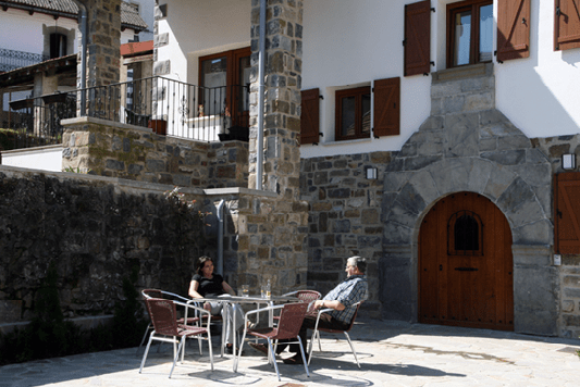 Fachada lateral Casa Zubiat aparcamiento